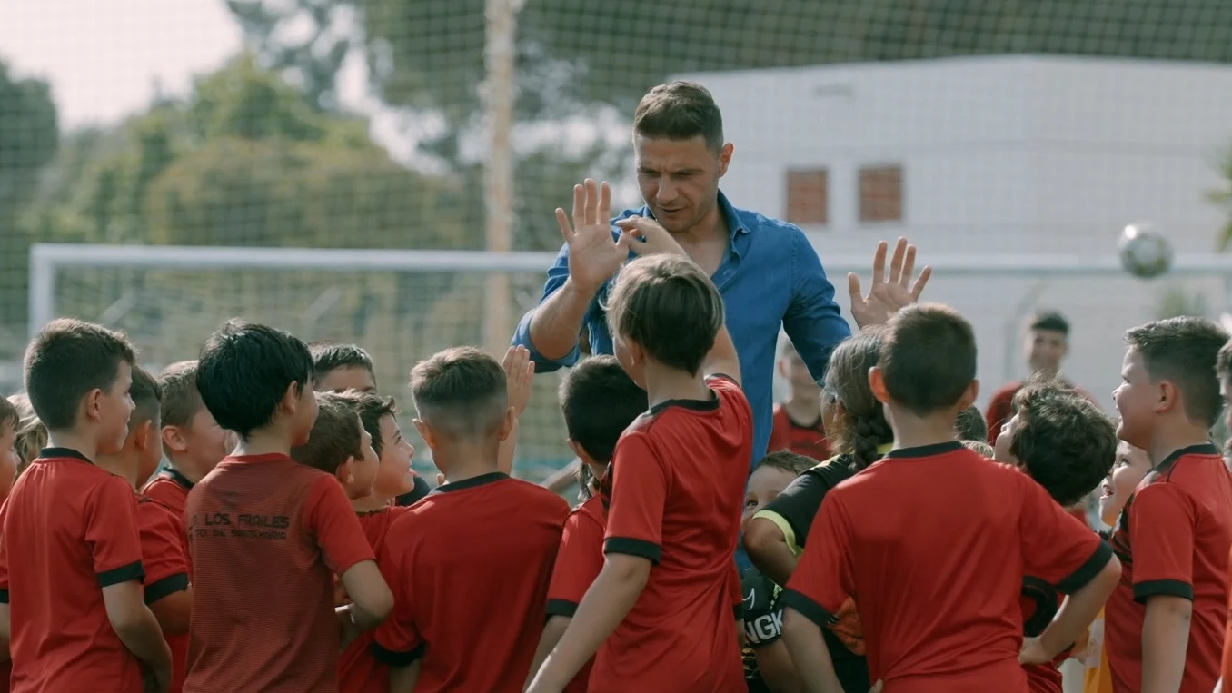 La sorpresa de Joaqu&iacute;n a los ni&ntilde;os al regresar al club de su infancia: Los Frailes 