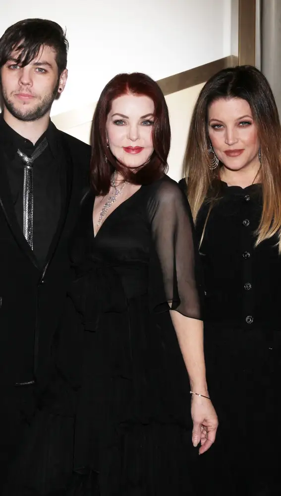Priscilla Presley con sus hijos Lisa Marie y Navarone