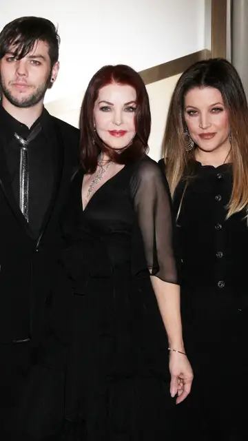 Priscilla Presley con sus hijos Lisa Marie y Navarone Priscilla Presley con sus hijos Lisa Marie y Navarone