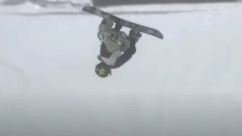 Reira Iwabuchi, en el momento de ejecutar el triple underfoot Reira Iwabuchi, en el momento de ejecutar el triple underfoot