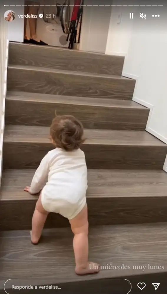 Deva, la hija pequeña de Verdeliss, subiendo las escaleras