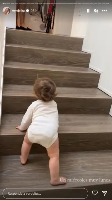 Deva, la hija pequeña de Verdeliss, subiendo las escaleras Deva, la hija pequeña de Verdeliss, subiendo las escaleras
