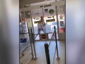 Apedrea la puerta de una tienda