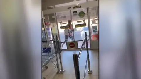 Apedrea la puerta de una tienda Apedrea la puerta de una tienda