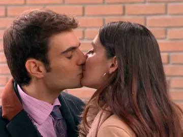 Andrea besa a Alberto delante de Ciriaco: “Estoy muy feliz” Andrea besa a Alberto delante de Ciriaco: “Estoy muy feliz”