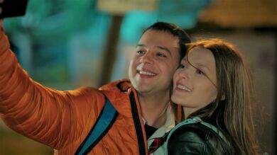 Esta noche en ‘Hermanos’: Oğulcan, muy emocionado con su relación con Harika… ¡No quiere separarse de ella!