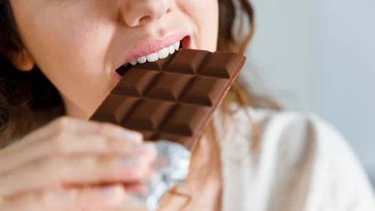 Mujer comiendo chocolate Mujer comiendo chocolate