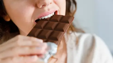Mujer comiendo chocolate Mujer comiendo chocolate