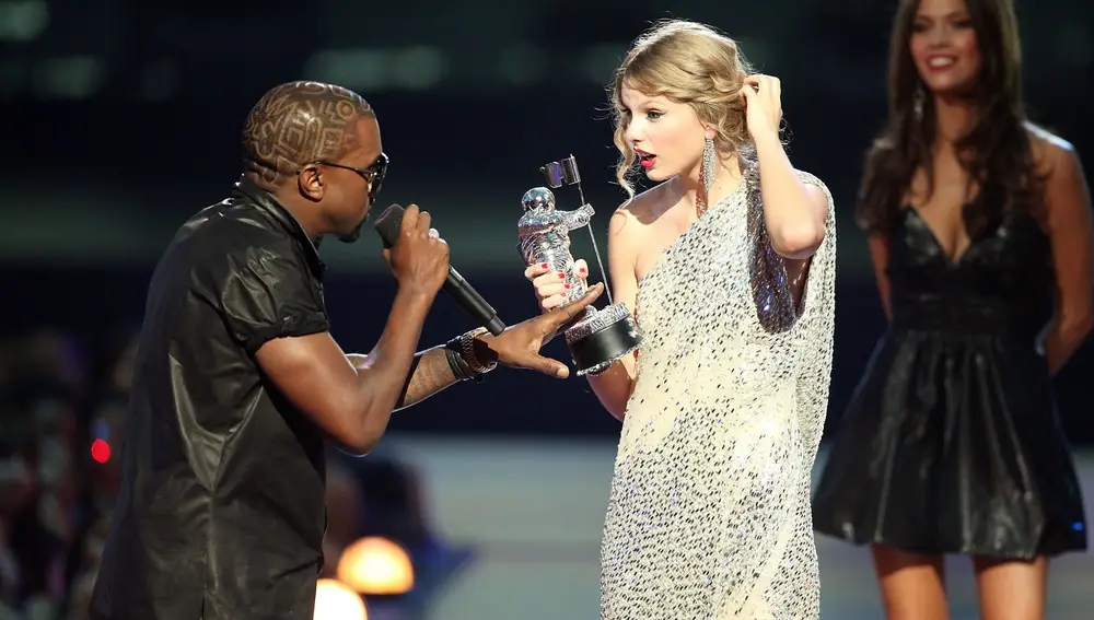 Taylor Swift y Kanye West en ese fatídico momento de los VMAs 2009