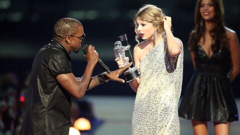 Taylor Swift y Kanye West en ese fatídico momento de los VMAs 2009