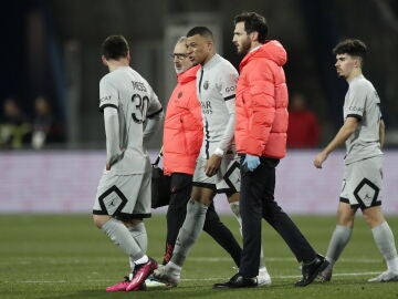 Kylian Mbappé, en el momento de abandonar el terreno de juego lesionado