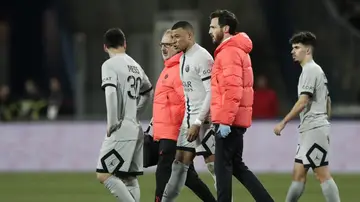Kylian Mbappé, en el momento de abandonar el terreno de juego lesionado Kylian Mbappé, en el momento de abandonar el terreno de juego lesionado
