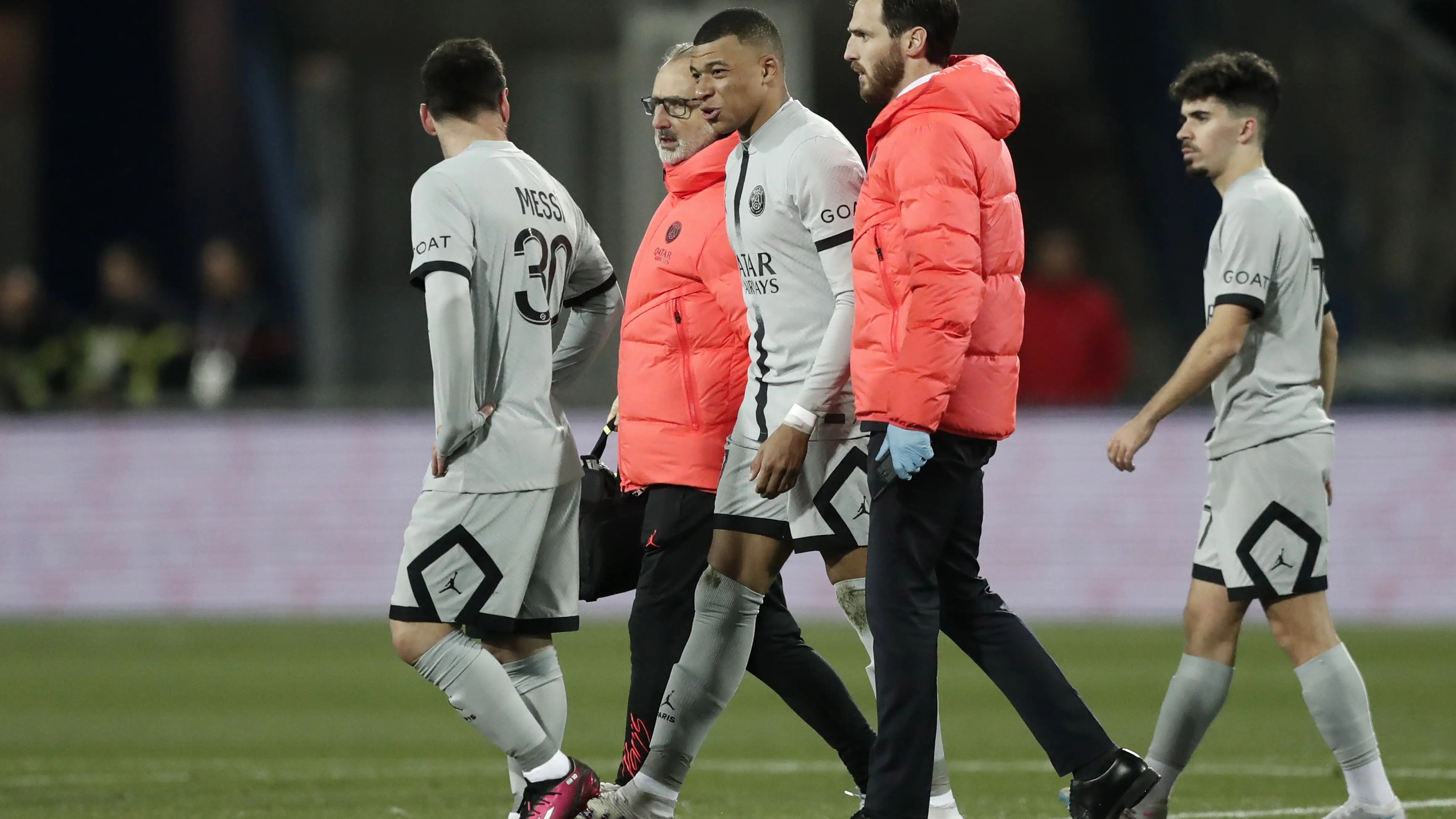 Kylian Mbapp&eacute;, en el momento de abandonar el terreno de juego lesionado