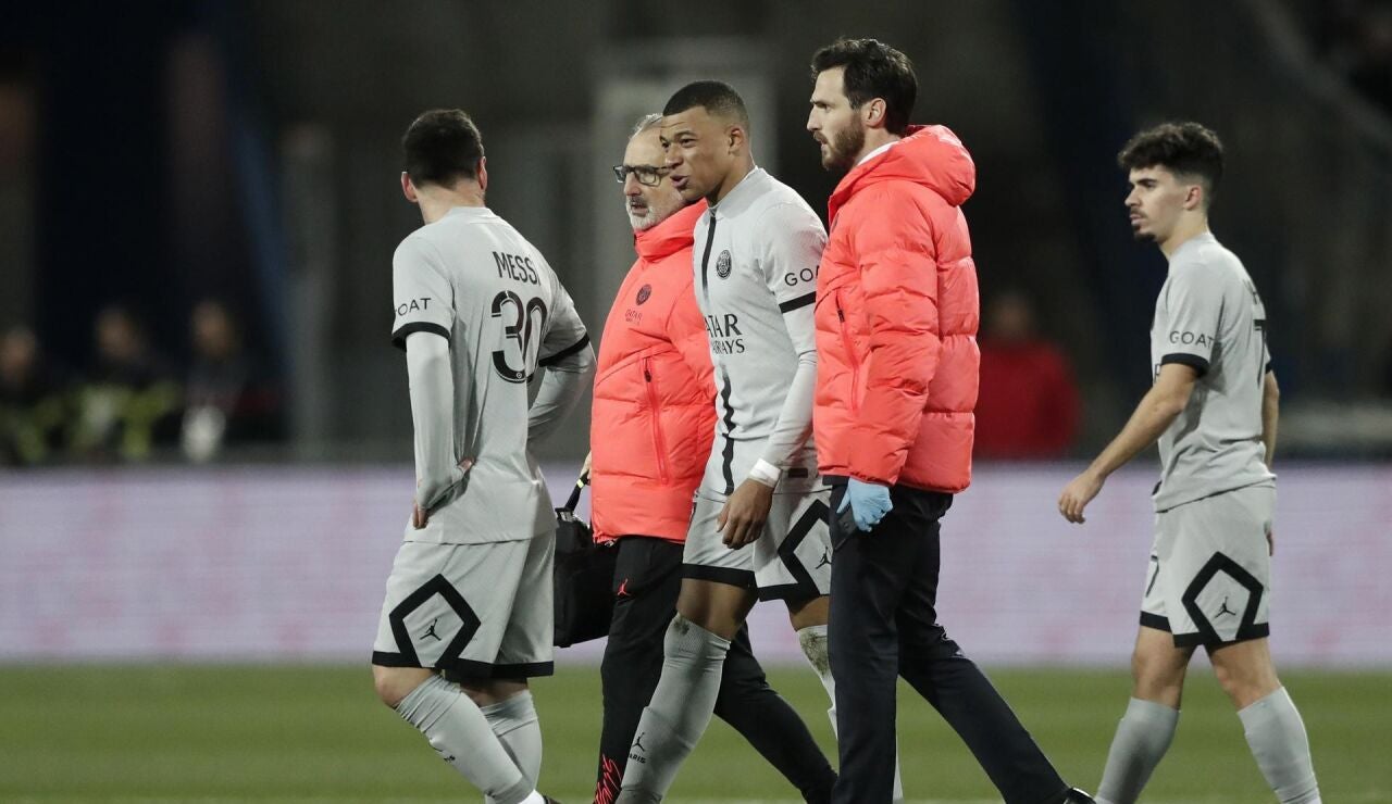 Mbappé se fue lesionado del partido ante el Montpellier