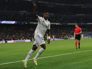 Vinícius celebra su gol al Valencia en el Bernabéu
