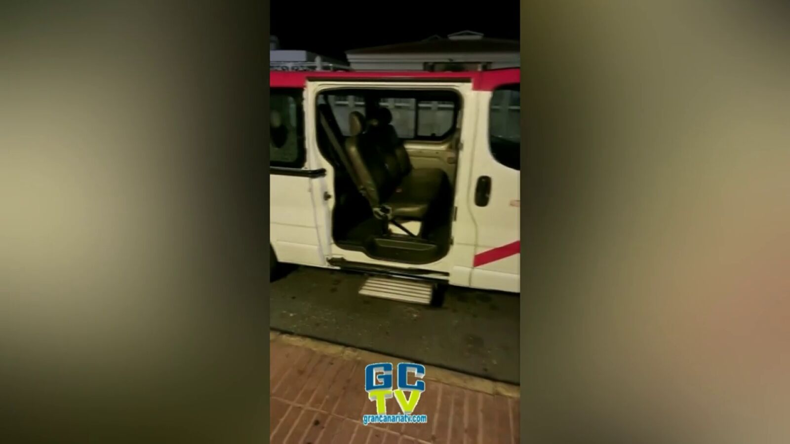 Un turista inglés ebrio arranca la puerta de un taxi en el sur de Gran Canaria 