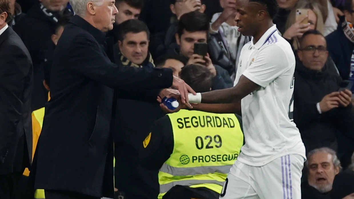 Carlo Ancelotti y Vinicius, en el partido ante el Valencia Carlo Ancelotti y Vinicius, en el partido ante el Valencia