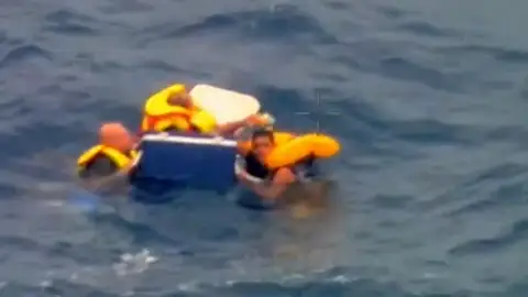 Sobreviven a un naufragio agarrados a una nevera Sobreviven a un naufragio agarrados a una nevera