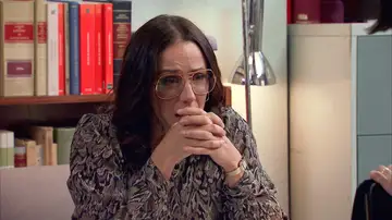 Cristina, rota de dolor, se desahoga con Manolita mientras Isabel escucha la conversación Cristina, rota de dolor, se desahoga con Manolita mientras Isabel escucha la conversación