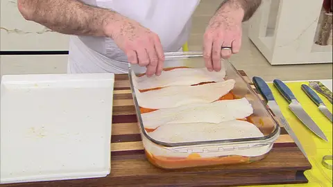 Coloca los filetes sobre la bandeja de horno Coloca los filetes sobre la bandeja de horno