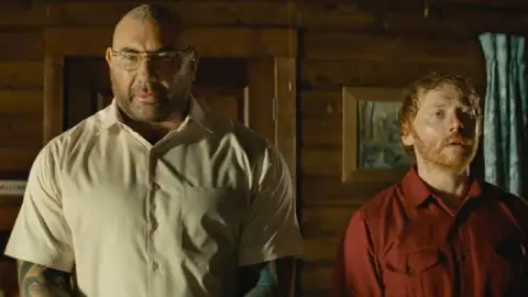 Dave Bautista y Rupert Grint en 'Llaman a la puerta' Dave Bautista y Rupert Grint en 'Llaman a la puerta'