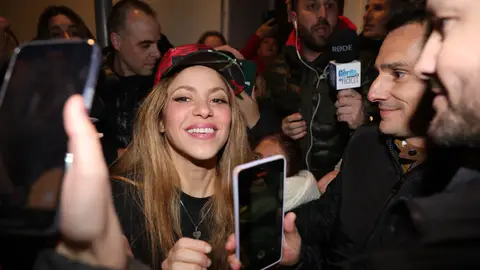 Shakira sale a saludar a sus fans Shakira sale a saludar a sus fans