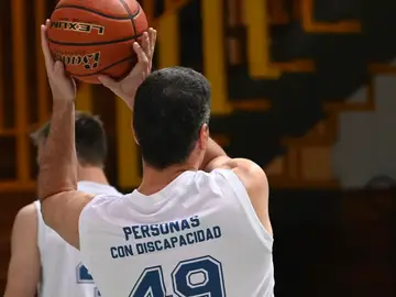 Pedro Sánchez jugando al baloncesto en silla de ruedas Pedro Sánchez jugando al baloncesto en silla de ruedas