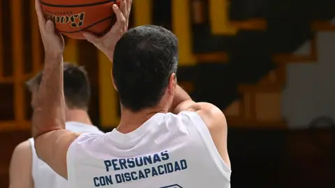 Pedro Sánchez jugando al baloncesto en silla de ruedas Pedro Sánchez jugando al baloncesto en silla de ruedas