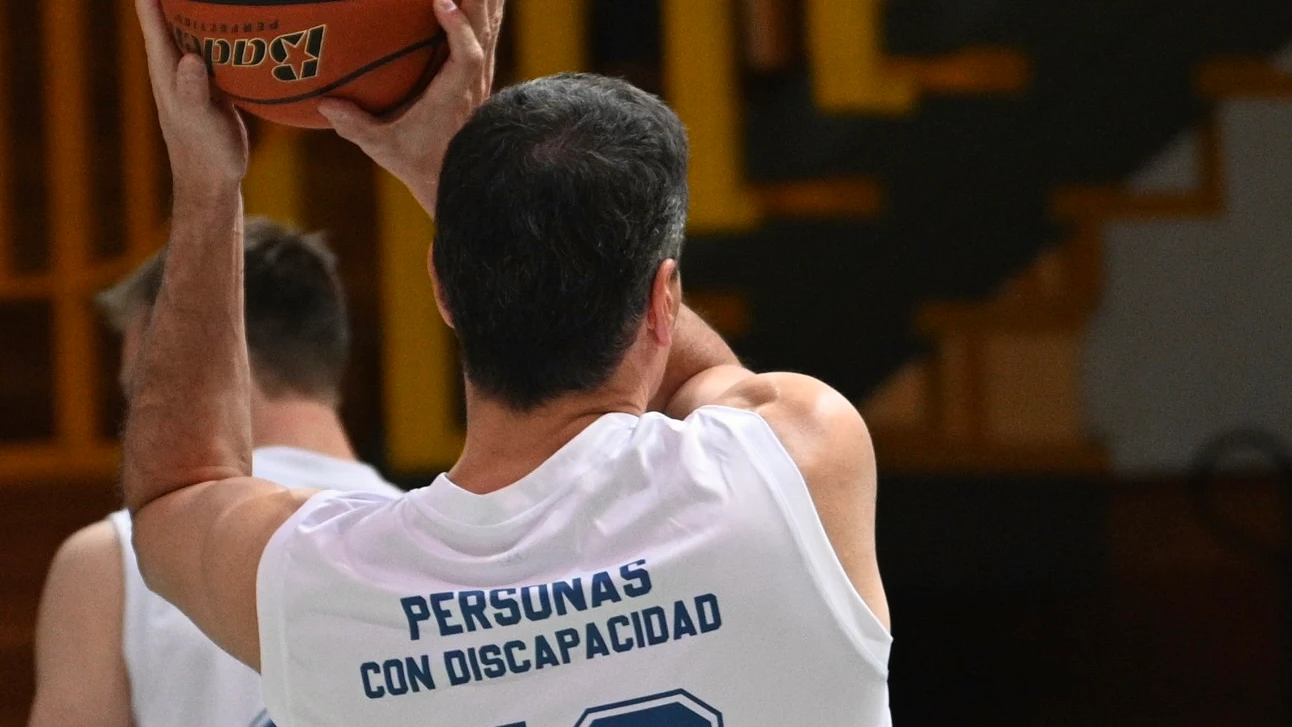 Pedro S&aacute;nchez jugando al baloncesto en silla de ruedas