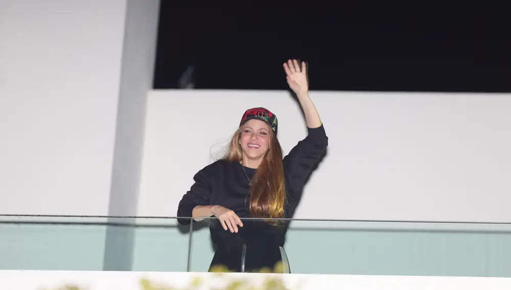 Shakira saluda desde su balcón