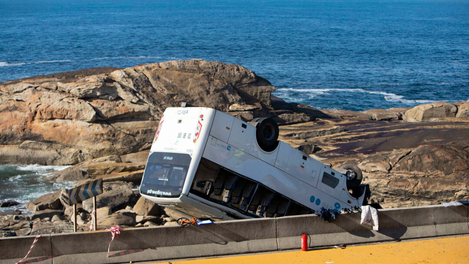 Cuatro heridos al volcar un microbús en Cabo Silleiro, en Baiona (Pontevedra)