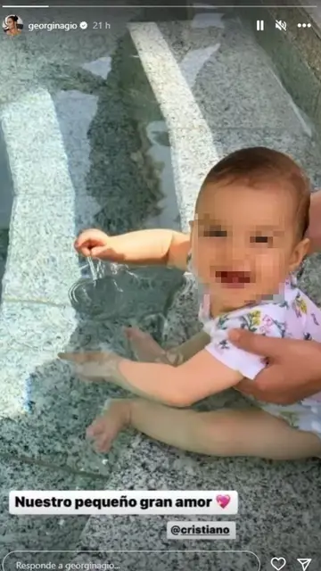 Bella Esmeralda, la hija de Georgina y Cristiano, bañándose en la piscina Bella Esmeralda, la hija de Georgina y Cristiano, bañándose en la piscina