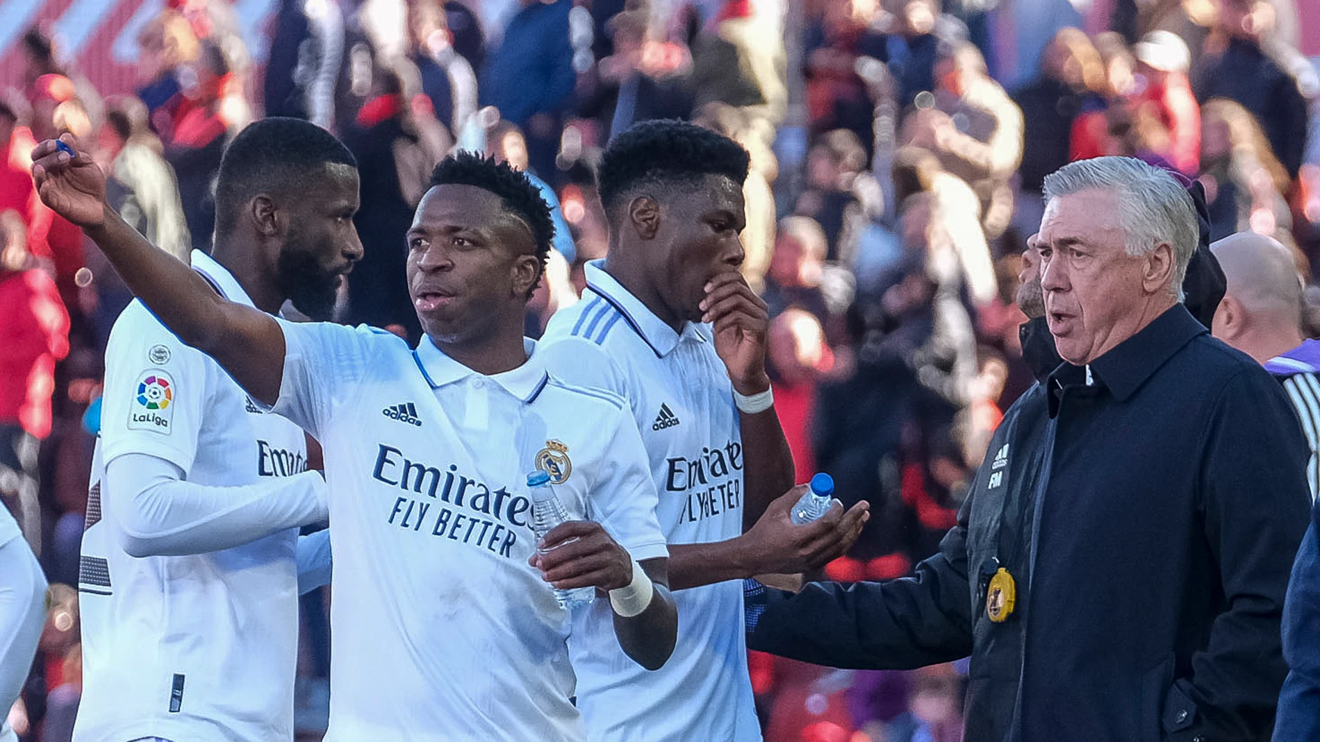 Ancelotti da indicaciones a sus jugadores en el Mallorca - Real Madrid