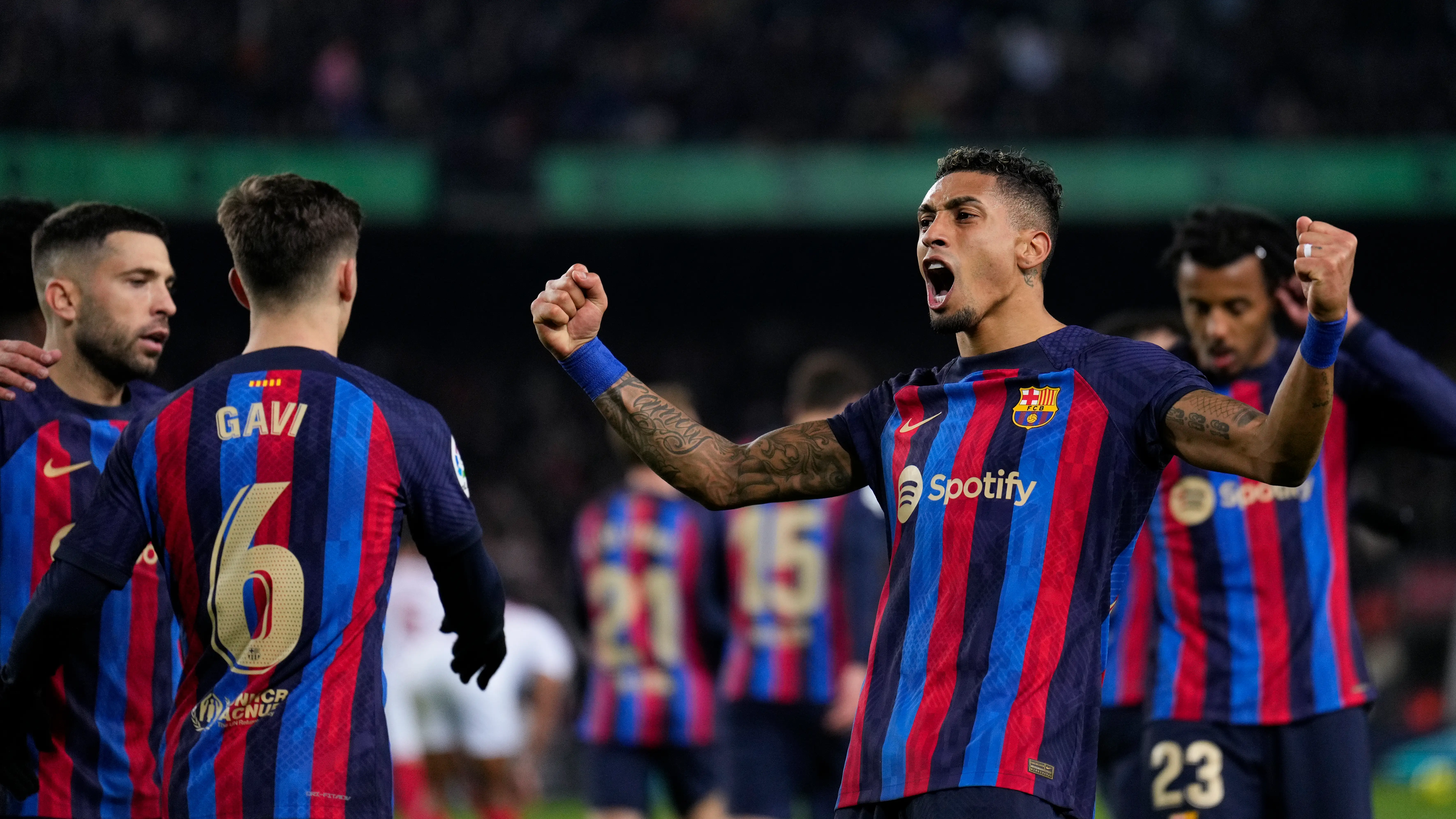 Rapinha celebra su tanto ante el Sevilla