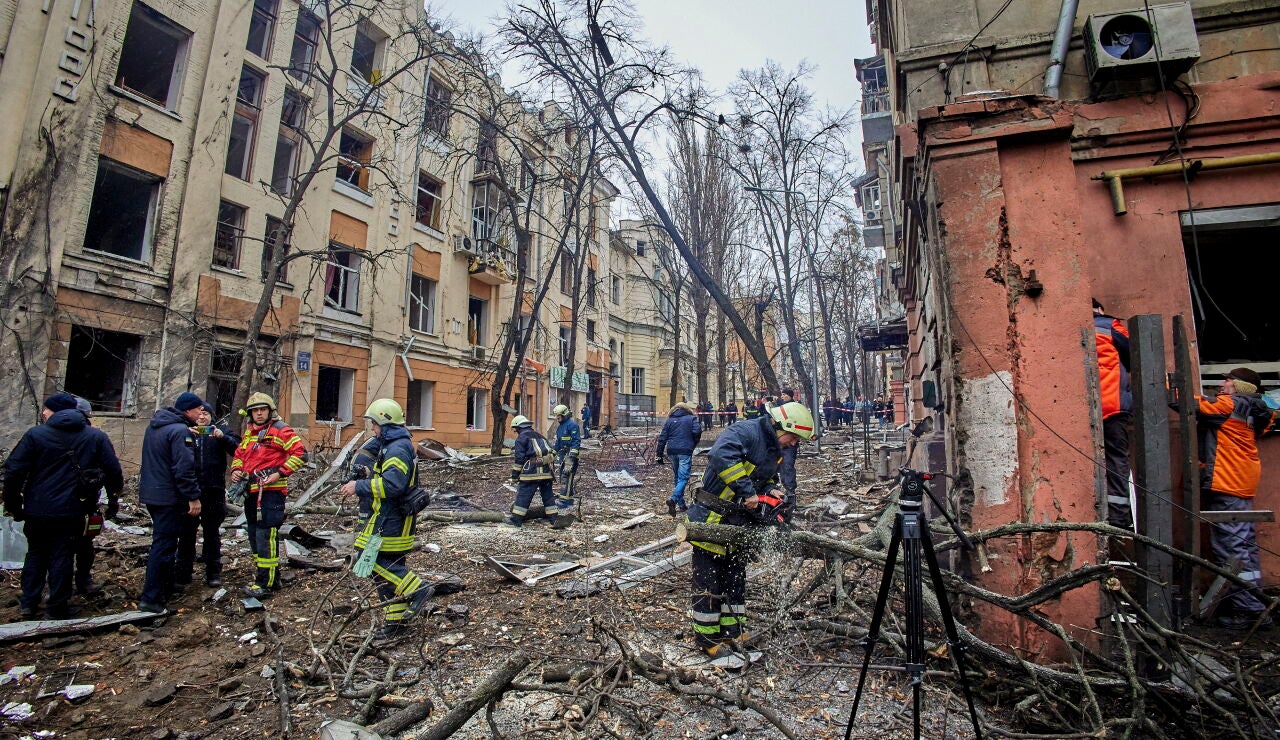 Rescatistas ucranianos trabajan en el sitio de un edificio residencial dañado luego de un ataque con misiles, en Kharkiv, noreste de Ucrania.