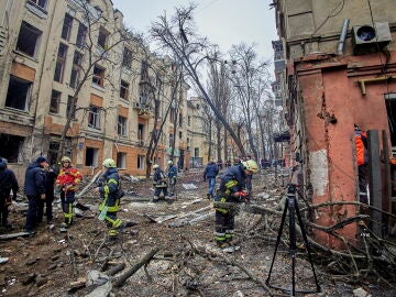 Rescatistas ucranianos trabajan en el sitio de un edificio residencial dañado luego de un ataque con misiles, en Kharkiv, noreste de Ucrania.