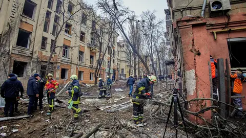 Rescatistas ucranianos trabajan en el sitio de un edificio residencial dañado luego de un ataque con misiles, en Kharkiv, noreste de Ucrania. Rescatistas ucranianos trabajan en el sitio de un edificio residencial dañado luego de un ataque con misiles, en Kharkiv, noreste de Ucrania.