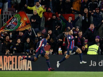 Jordi Alba celebra con la afición el primer gol del partido