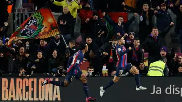 Jordi Alba celebra con la afición el primer gol del partido