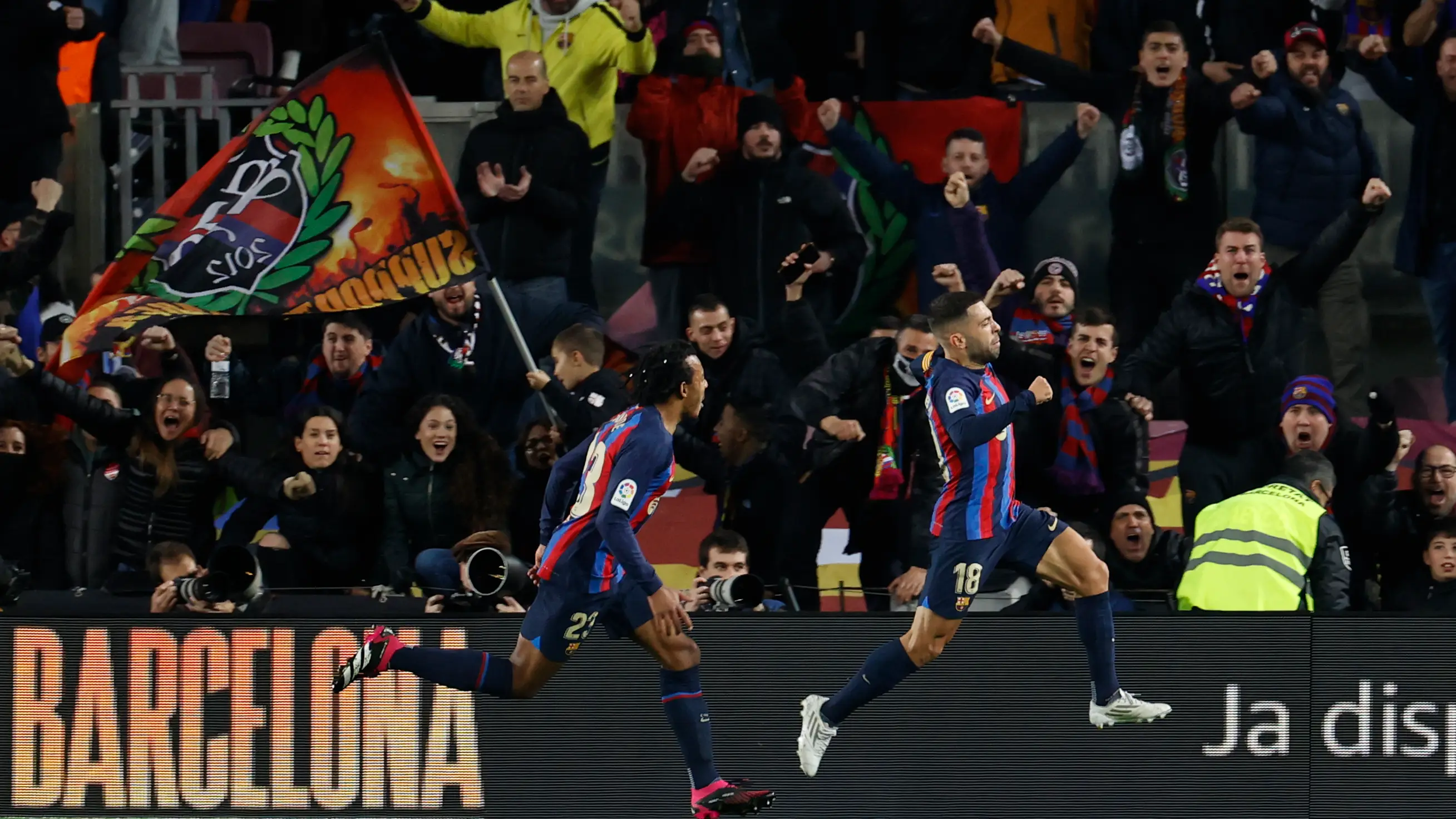 Jordi Alba celebra con la afici&oacute;n el primer gol del partido