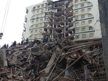 Imagen de un edificio destruido en Turquía 