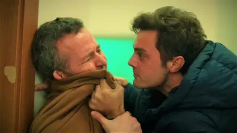 Ömer pierde el control y se enfrenta al hombre que disparó a Emel: “Si le pasa algo a mi hermana, te mataré con mis propias manos” Ömer pierde el control y se enfrenta al hombre que disparó a Emel: “Si le pasa algo a mi hermana, te mataré con mis propias manos”