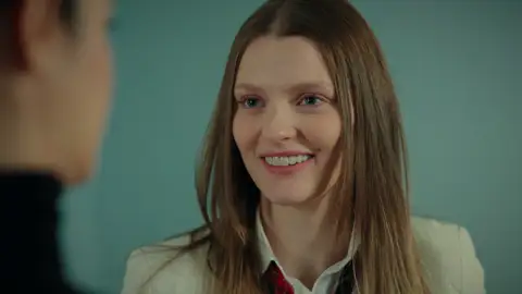 Harika tiene un plan: ¡Quiere que su madre empiece una relación con su jefe! Harika tiene un plan: ¡Quiere que su madre empiece una relación con su jefe!