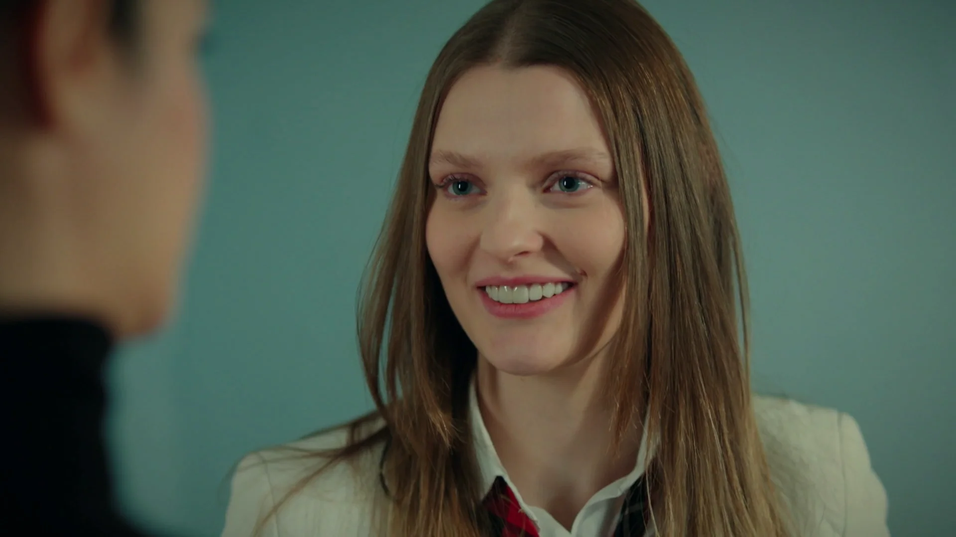 Harika tiene un plan: ¡Quiere que su madre empiece una relación con su jefe! Harika tiene un plan: ¡Quiere que su madre empiece una relación con su jefe!