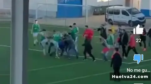 Patadas y puñetazos entre jugadores, nuevo episodio de violencia en un partido juvenil en Huelva Patadas y puñetazos entre jugadores, nuevo episodio de violencia en un partido juvenil en Huelva