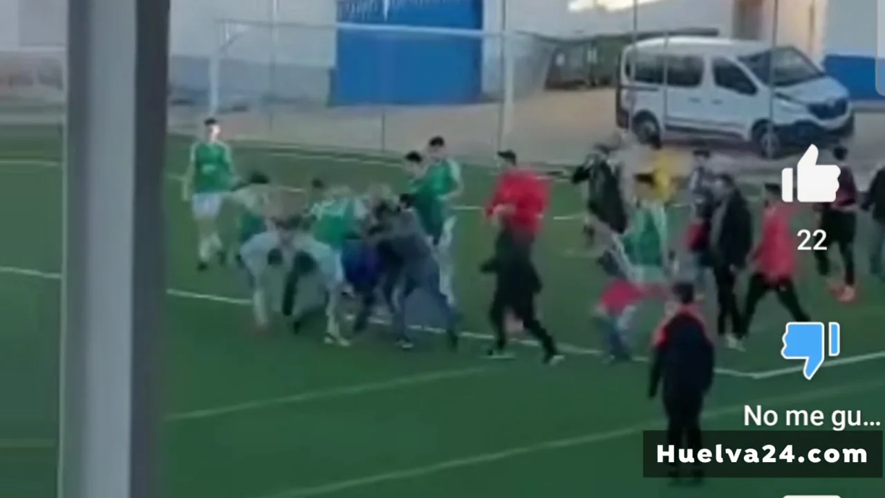 Patadas y pu&ntilde;etazos entre jugadores, nuevo episodio de violencia en un partido juvenil en Huelva 