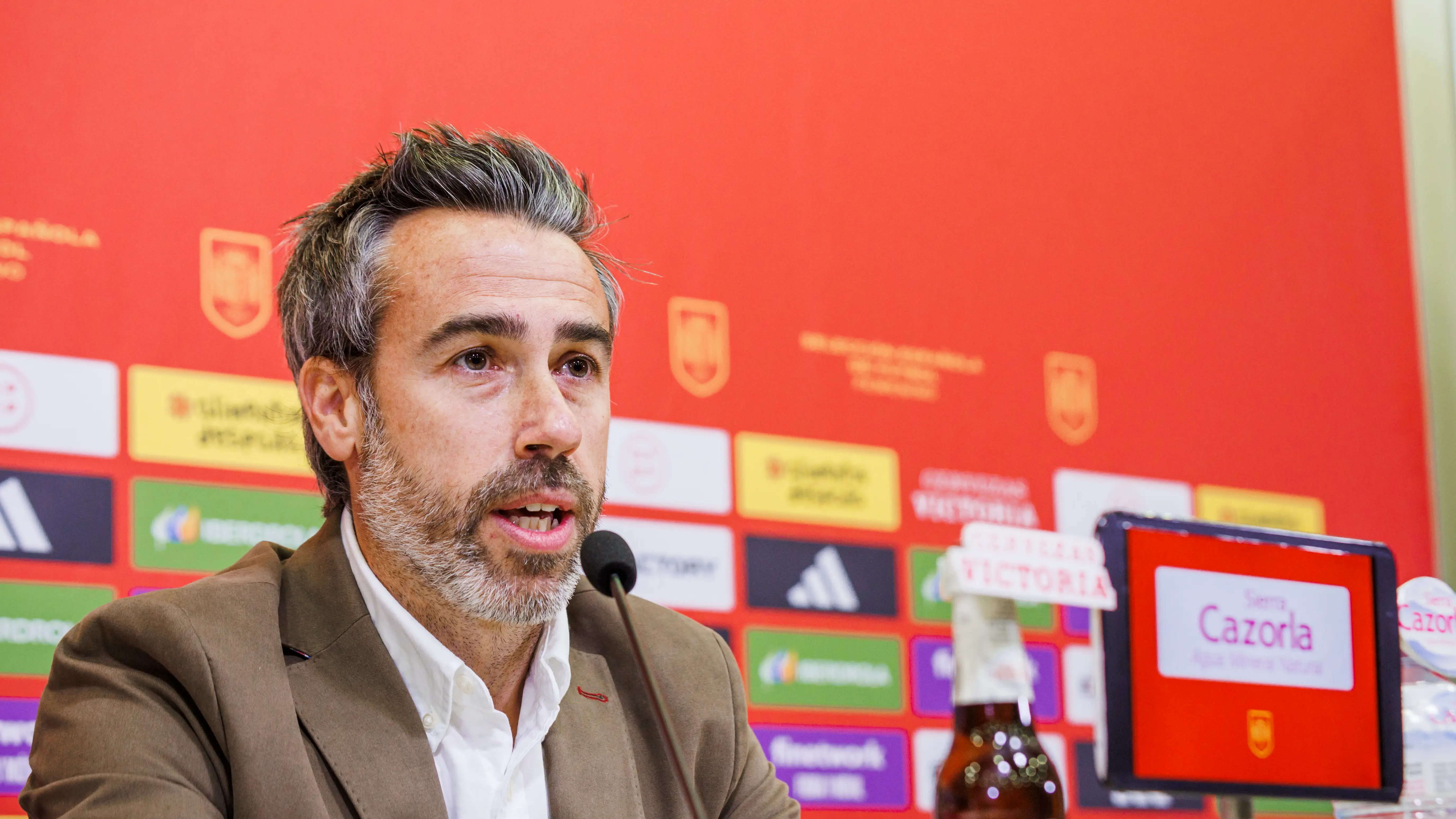 Jorge Vilda responde a los periodistas en la rueda de prensa en Las Rozas Jorge Vilda responde a los periodistas en la rueda de prensa en Las Rozas