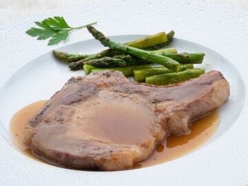 Receta de chuletas de cerdo glaseadas con espárragos verdes, de Arguiñano
