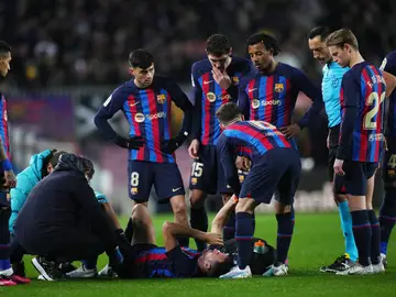 Sergio Busquets, sobre el césped tras lesionarse contra el Sevilla Sergio Busquets, sobre el césped tras lesionarse contra el Sevilla