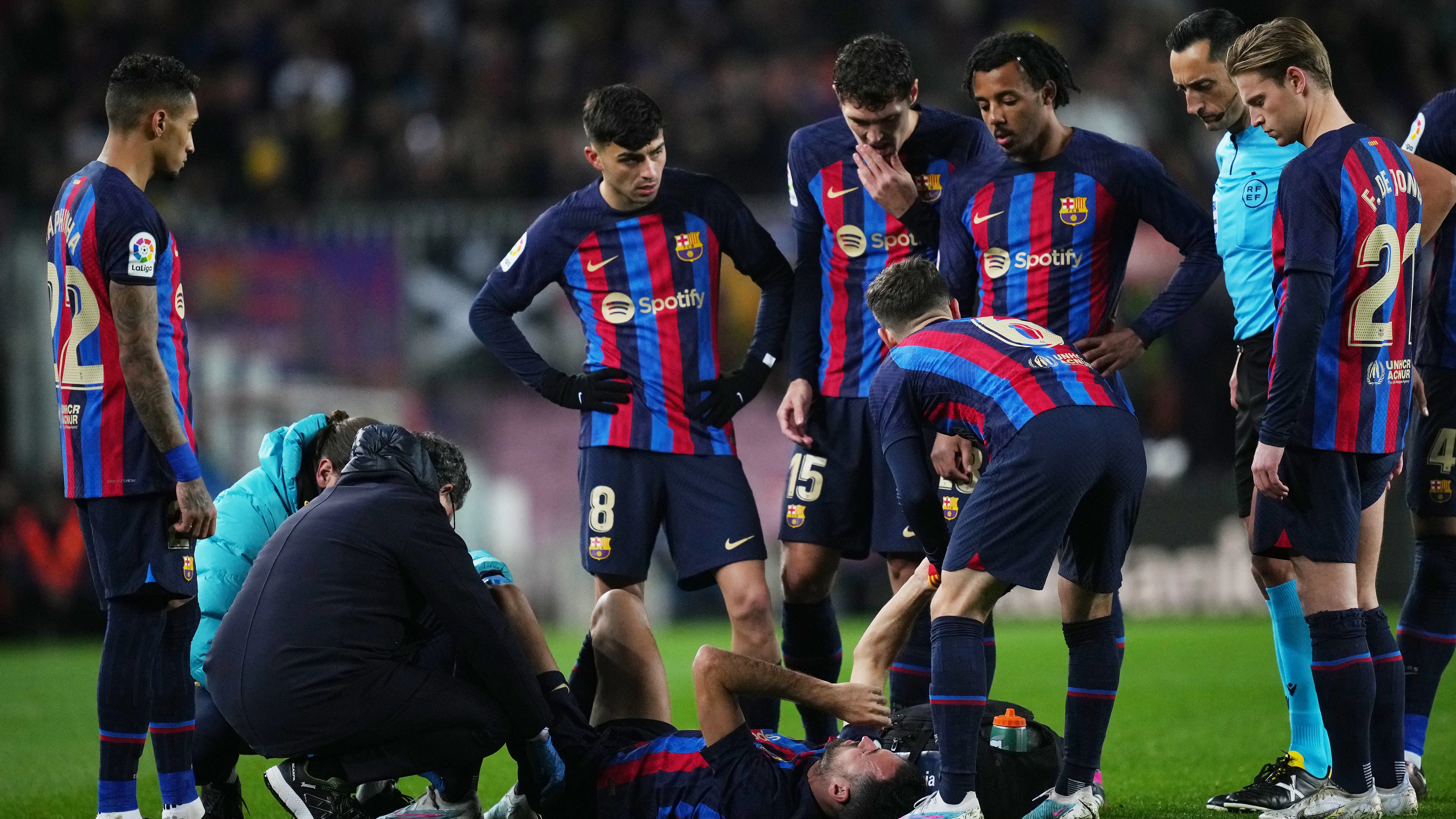 Sergio Busquets, sobre el césped tras lesionarse contra el Sevilla Sergio Busquets, sobre el césped tras lesionarse contra el Sevilla